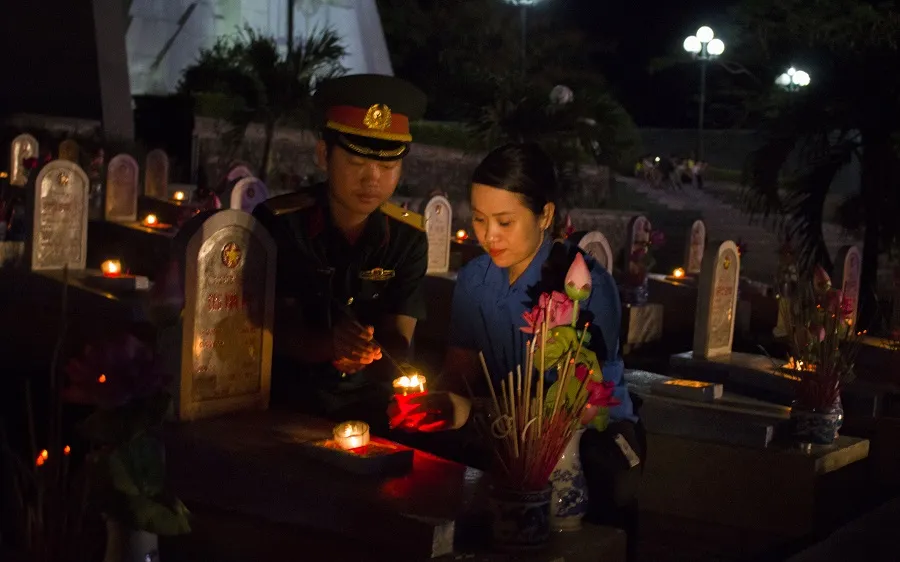 Những ngọn nến tri ân được các bạn đoàn viên thanh niên thắp sáng tại nghĩa trang liệt sĩ.