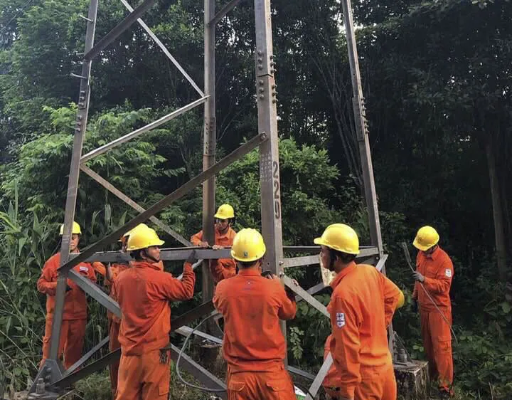 Trụ điện cao thế 110kV bị mất nhiều thanh giằng thép