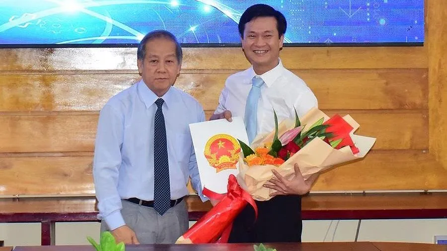 Chủ tịch UBND tỉnh Thừa Thiên - Huế Phan Ngọc Thọ (bìa trái) trao Quyết định bổ nhiệm ông Nguyễn Xuân Sơn làm Giám đốc Sở TT-TT ​