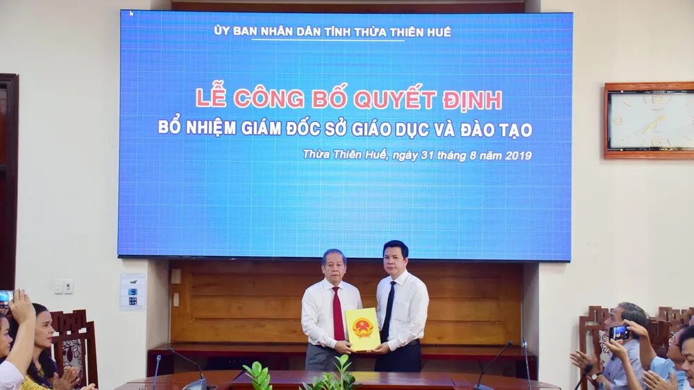 Trao Quyết định bổ nhiệm ông Nguyễn Tân (bìa phải) làm Giám đốc Sở GD-ĐT tỉnh Thừa Thiên - Huế. ​