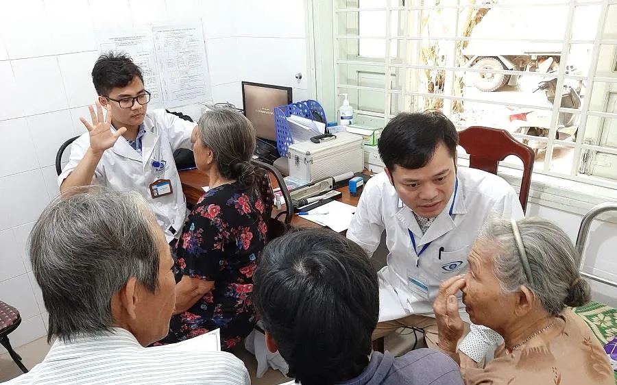 Thăm khám cho các bệnh nhân sau khi được phẫu thuật điều trị bệnh đục thủy tinh thể ​