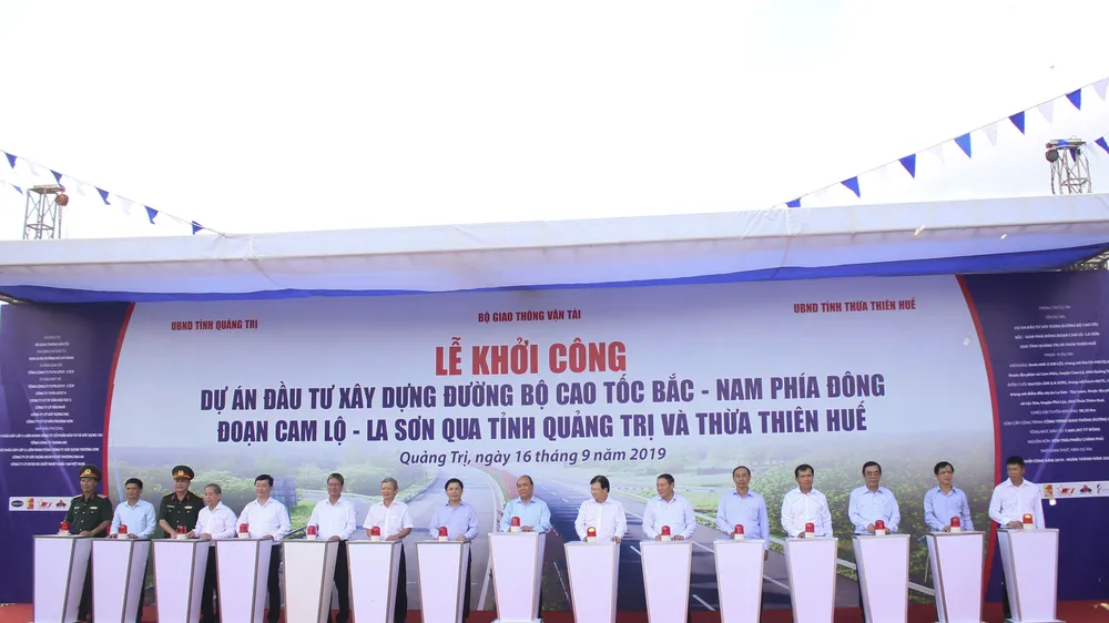 Khởi công Dự án thành phần Dự án đường bộ cao tốc Bắc Nam phía Đông giai đoạn 2017-2020 đoạn Cam Lộ - La Sơn ​