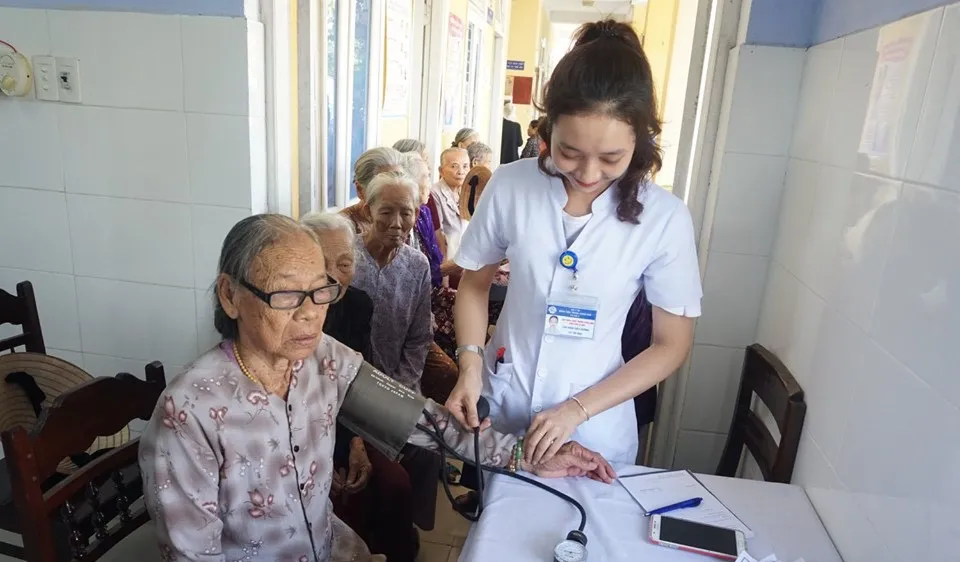 Khám bệnh và cấp phát thuốc miễn phí cho người nghèo xã Vinh Thái