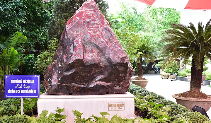 Khối đá Saphia nặng 14 tấn của Kiểm toán Nhà nước trao tặng tỉnh Thừa Thiên-Huế
