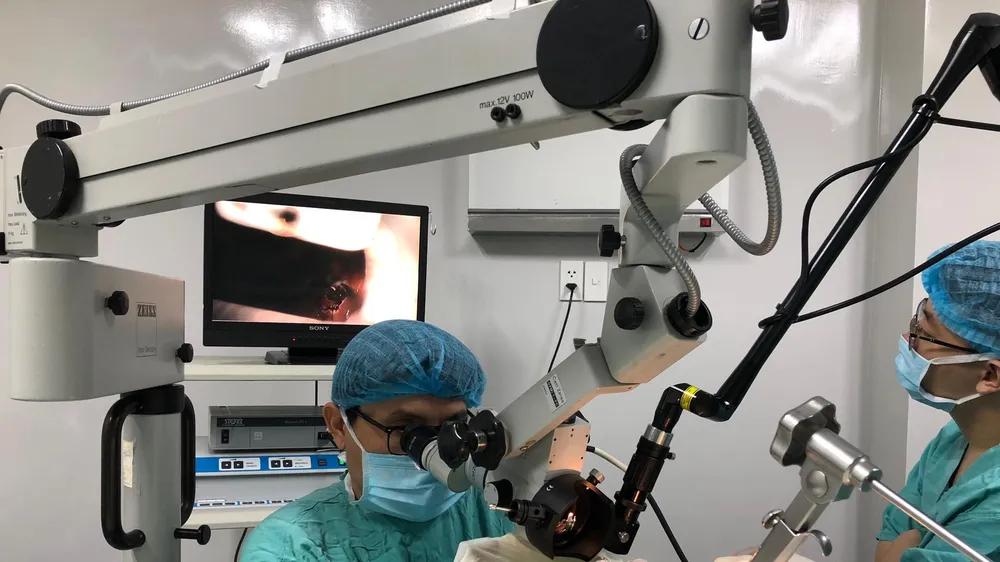 Thao tác phẫu thuật cắt bỏ toàn bộ khối ung thư hạ họng bằng tia laser CO2