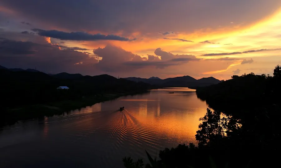 Hoàng hôn trên sông Hương nhìn từ đồi Vọng Cảnh ​