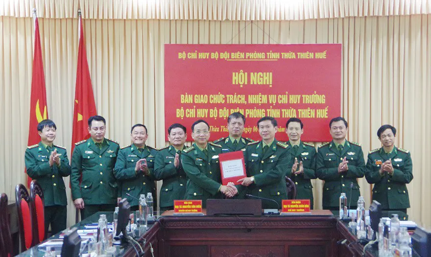 Đồng chí Thiếu tướng Bùi Đức Hạnh, Phó Tư lệnh BĐBP chứng kiến bàn giao chức trách nhiệm vụ Chỉ huy trưởng BĐBP tỉnh Thừa Thiên – Huế ​