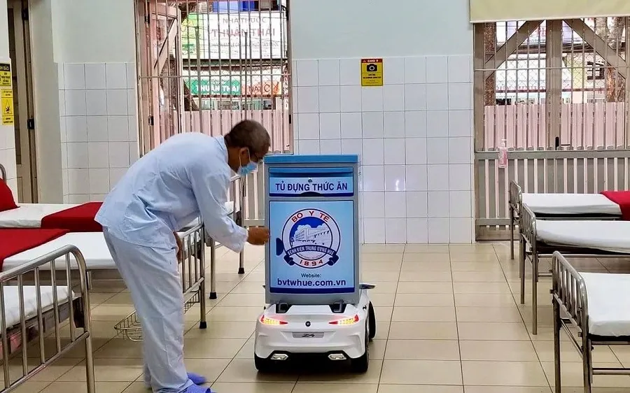 Bệnh nhân lấy thức ăn từ robot