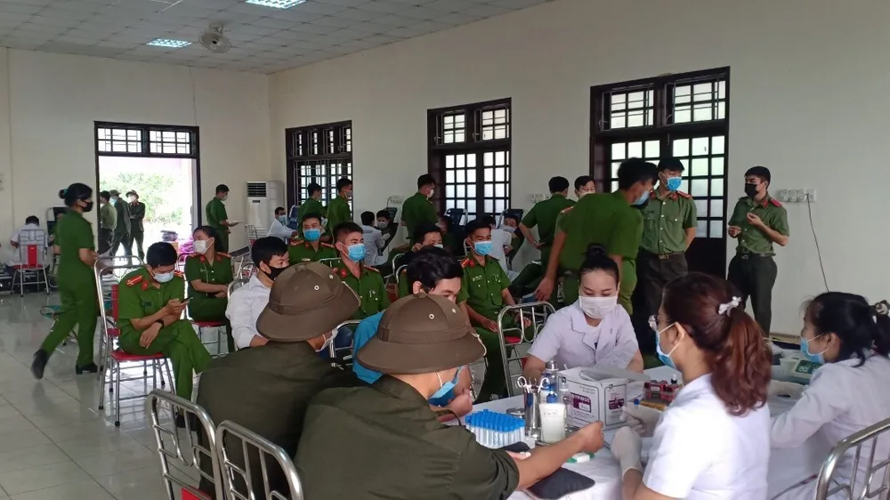 Cán bộ, chiến sĩ Công an Quảng Trị hiến máu cứu người