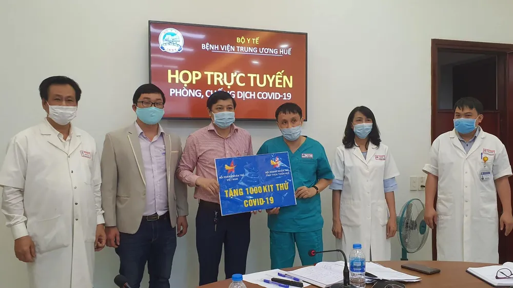 Hội Doanh Nhân trẻ tỉnh Thừa Thiên - Huế trao tặng 1.000 bộ kit thử virus Covid-19 cho Bệnh viện Trung ương Huế