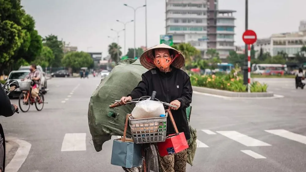 Người nghèo phấn khởi vì được nhận gạo miễn phí từ "ATM gạo"