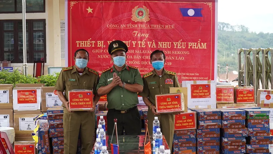 Đại tá Lê Văn Vũ, Phó Giám đốc Công an tỉnh Thừa Thiên - Huế trao tặng các nhu yếu phẩm cần thiết giúp Sở an ninh hai tỉnh Salaval và Sekong phòng chống dịch Covid-19