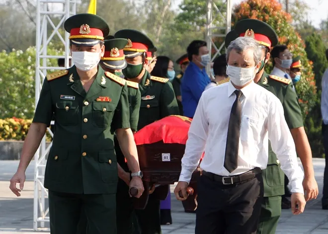Trang trọng lễ truy điệu và an táng 15 hài cốt quân tình nguyện Việt Nam hy sinh tại Lào ​