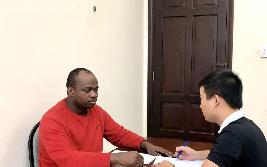 Đối tượng Chukwugekwe Godwin Ajearo đang khai báo hành vi phạm tội