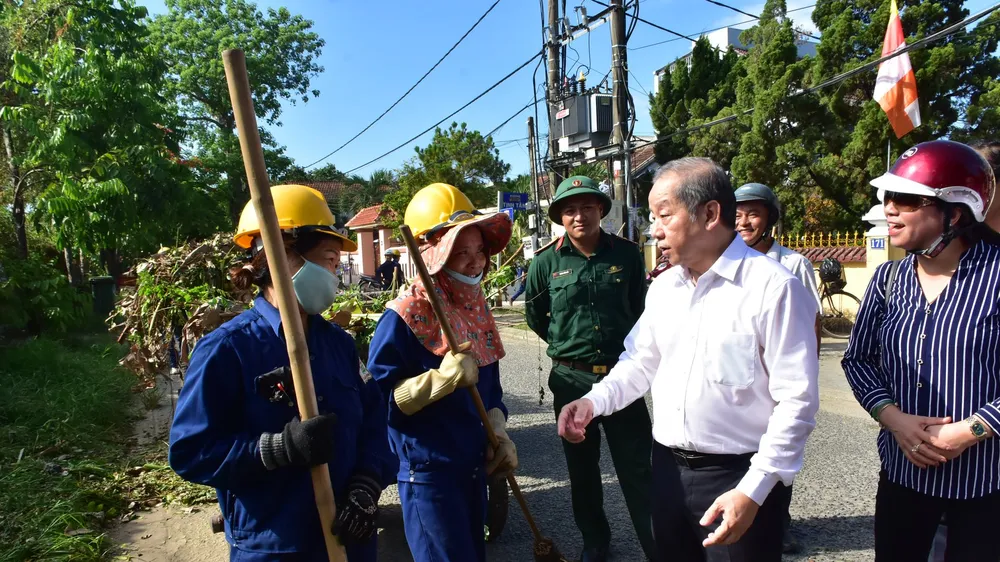 1.500 người thu dọn hàng tấn rác giữa trời nắng nóng trên Thượng Thành 