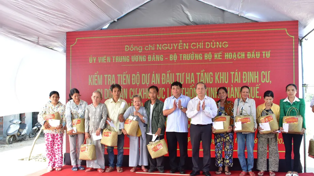 Bộ Trưởng Bộ KH-ĐT tặng quà 110 hộ dân nhường nhà cửa cho Kinh thành Huế