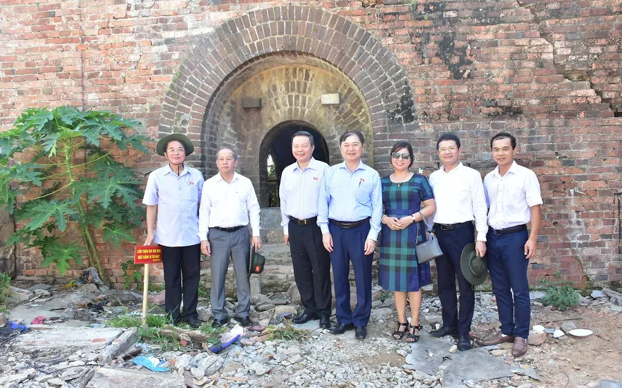 Phó Chủ tịch Quốc hội Phùng Quốc Hiển thị sát kiến trúc cửa vòm ở Đông Thành Thủy Quan vừa phát lộ tại khu vực Thượng Thành- khu vực 1 di tích Kinh thành Huế