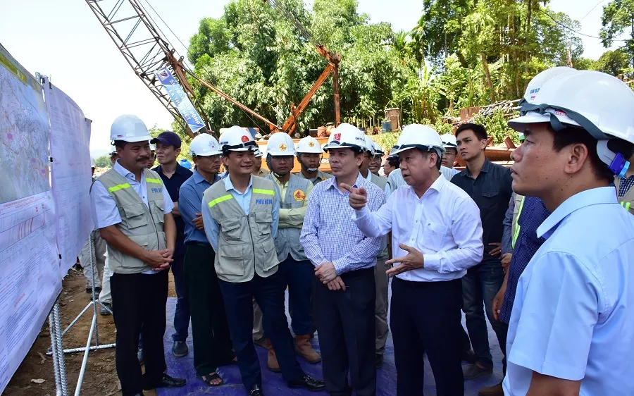 Kiểm tra tiến độ thi công dự án cao tốc Cam Lộ- La Sơn ​