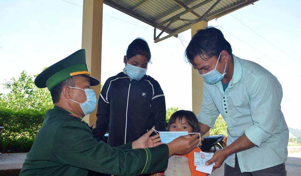 Bộ đội Biên phòng Thừa Thiên - Huế tặng và hướng dẫn người dân đeo khẩu trang phòng chống dịch Covid-19 ​