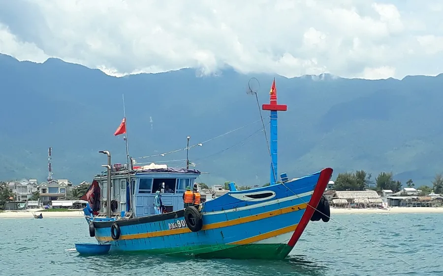Phát hiện 9 người đi trên tàu cá ĐNa 90511 từ Đà Nẵng theo đường biển về Lăng Cô ​
