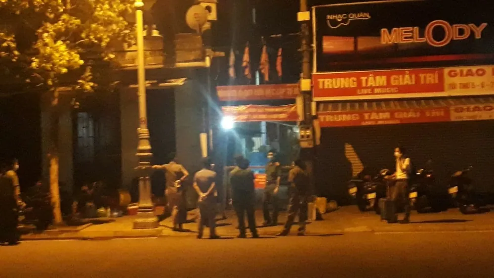 Cơ quan chức năng lập chốt phong tỏa nơi ở trọ ca nghi mắc Covid-19 tại con hẻm đường Bùi Thị Xuân, TP Huế vào tối 31-7