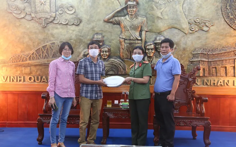 Công an tỉnh Thừa Thiên - Huế tiếp nhận 1.200 bộ bảo hộ phòng chống dịch Covid-19 ​