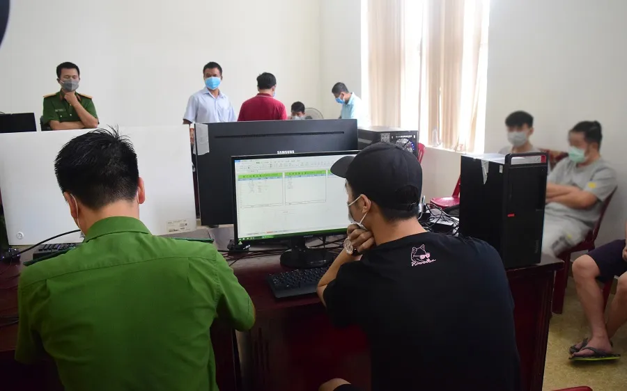 Đại tá Lê Văn Vũ, Phó Giám đốc Công an tỉnh Thừa Thiên – Huế (bên phải ngoài cùng) trực tiếp phá án 