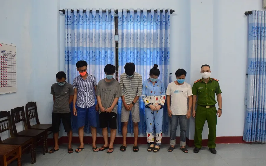 Công an bắt giữ các đối tượng ​