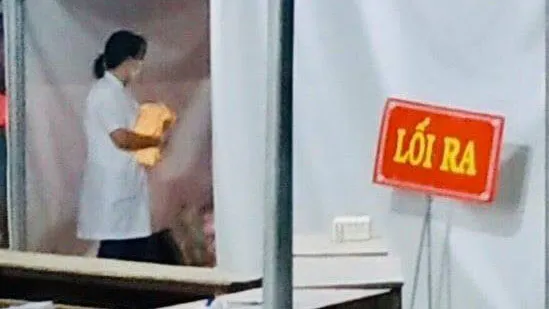 Nhân viên y tế đỡ đẻ ngay tại chốt kiểm soát y tế số 4 cho mẹ con sản phụ N.T.L ​