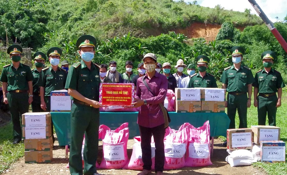 Đại tá Nguyễn Xuân Hoà, Chỉ huy trưởng BĐBP tỉnh Thừa Thiên – Huế hỏi thăm bà con nhân dân bản Sê Sáp, huyện Kà Lừm, tỉnh Sê Kông (Lào). ​