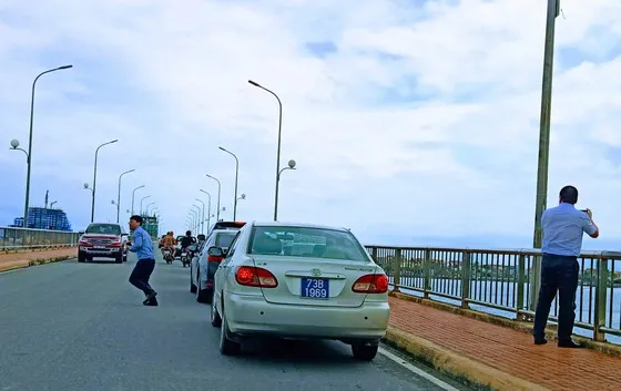 Thứ trưởng Bộ Xây dựng xin lỗi về sự cố dừng xe trên cầu Nhật Lệ 1