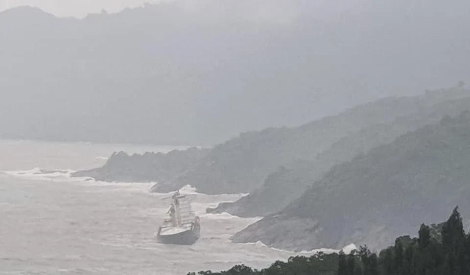 Tàu hàng chưa rõ nguồn gốc trôi dạt vào khu vực ghềnh đá ở Bãi Chuối ​