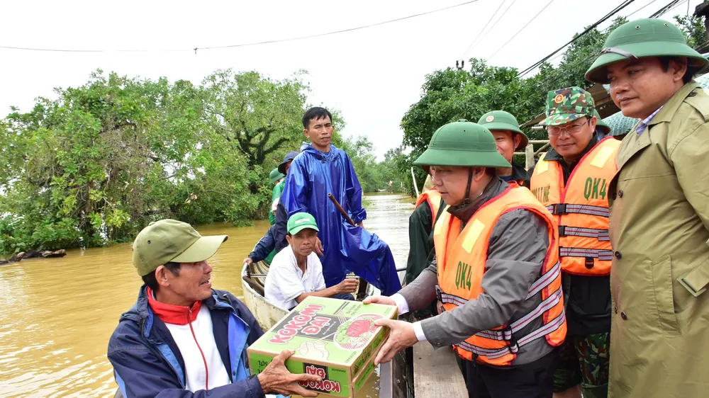 Ông Phan Ngọc Thọ trao mì tôm cứu trợ người dân vùng lũ sông Bồ