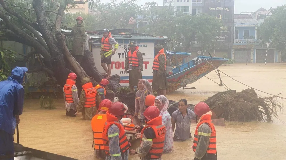 Công an cứu hộ 3 người trên thuyền rồng bị cây gãy đè ở Huế
