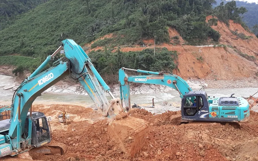 Phương tiện máy móc được huy động tham gia tìm kiếm các nạn nhân mất tích tại thủy điện Rào Trăng 3