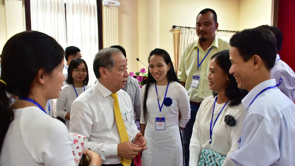 Ông Phan Ngọc Thọ lắng nghe tâm tư của từng "Nhà giáo nhân dân" ​