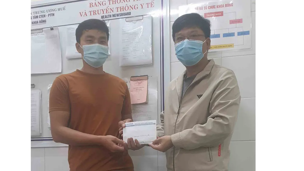 Phóng viên Báo SGGP trao tiền bạn đọc giúp người nhà bệnh nhân Tống Trung Thiên Tiền ​