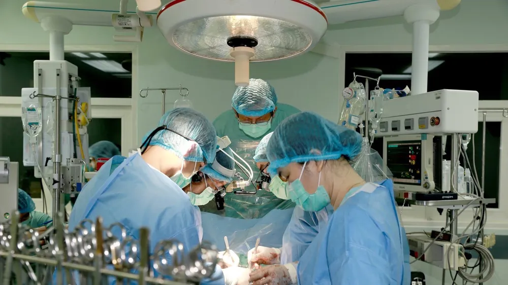 Phẫu thuật ghép tim từ người chết não hiến tặng vào lồng ngực bệnh nhân H.