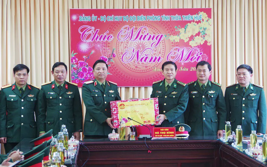 Bộ Tư lệnh Quân khu 4 tặng quà cán bộ, chiến sĩ biên phòng tại Huế