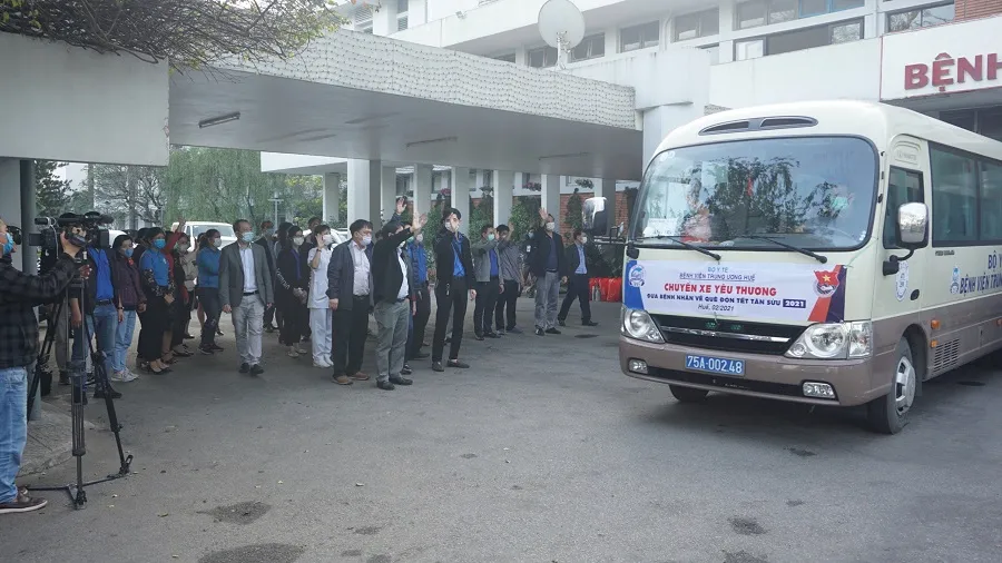 Các y bác sĩ Bệnh viện Trung ương Huế chào tạm biệt các bệnh nhân về quê ăn tết