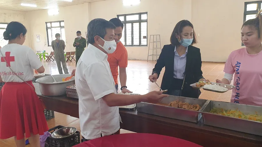 Ông Đoàn Ngọc Hải làm phục vụ tại quán cơm 5.000 đồng ​