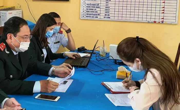 Phan Nguyễn T. N ký biên bản thừa nhận hành vi vi phạm hành chính của mình. ​