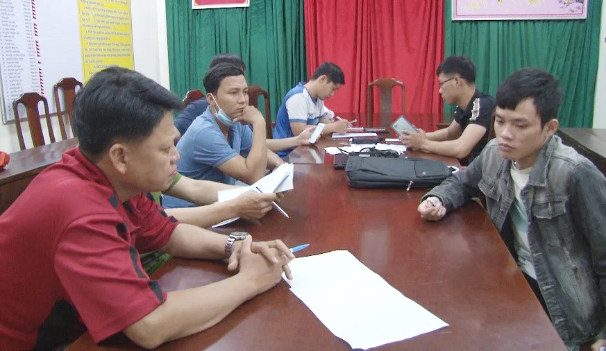 Công an đấu tranh với đối tượng Vũ và Sang (bên phải) ​
