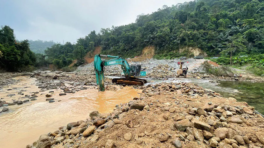 Các lực lượng triển khai máy móc và thiết bị phục vụ công tác tìm kiếm các nạn nhân mất tích vào sáng 25-3
