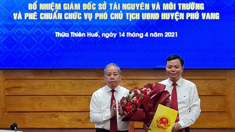 Trao quyết định bổ nhiệm ông Lê Bá Phúc làm Giám đốc Sở TN-MT tỉnh Thừa Thiên - Huế. ​