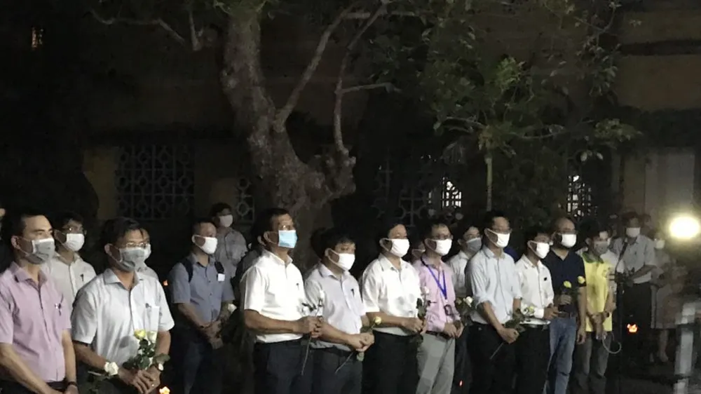 Thầy cô và bạn bè tưởng niệm tri ân Nguyễn Văn Nhã tại sân Trường ĐH Khoa học - ĐH Huế ​