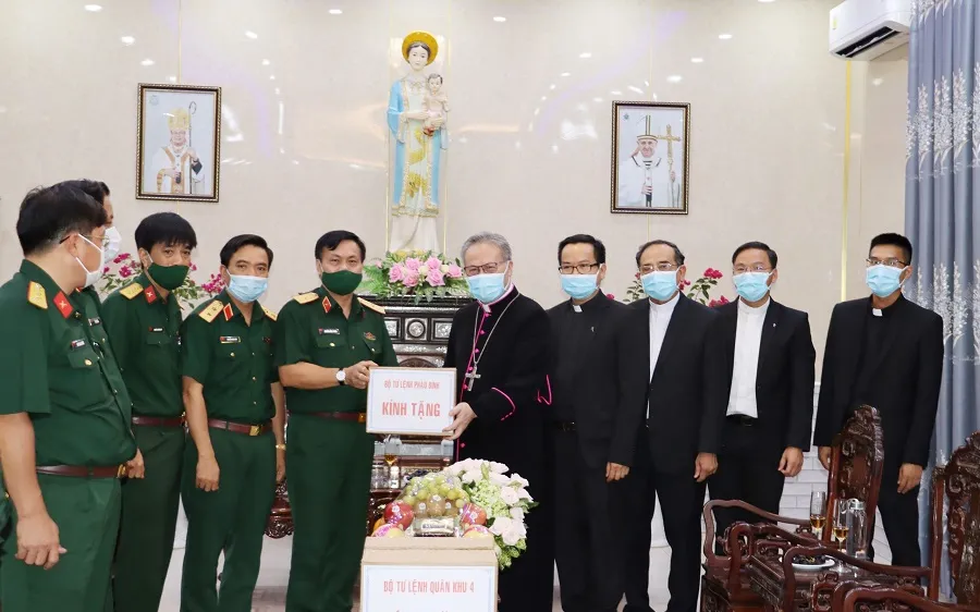 Bộ Tư lệnh Quân khu 4 trao tặng Tòa Tổng Giám mục Huế một số vật tư phòng, chống dịch Covid-19
