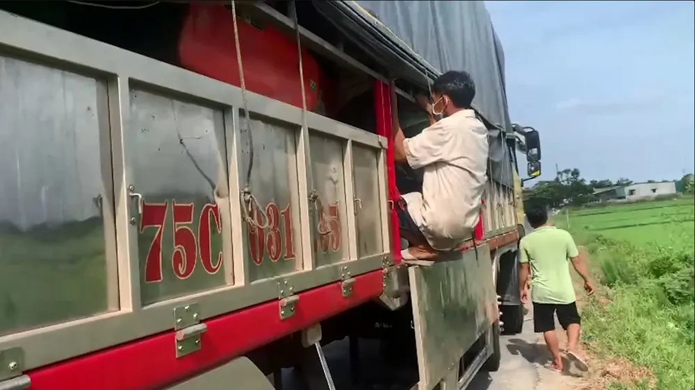 8 người trốn trong thùng xe tải né kiểm soát y tế khi vào Huế