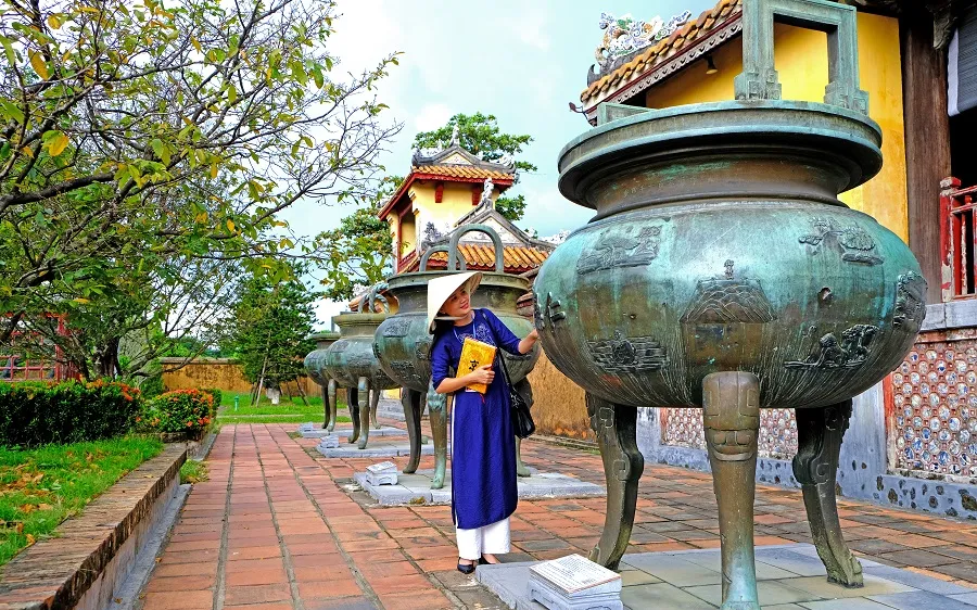 Quanh hông các đỉnh đồng đúc nổi 153 cảnh vật, phân bố theo biểu đồ chung và được chia làm 3 hàng ngang, mỗi hàng một chủng loại. Ảnh: LÊ VĂN NGUYỆN ​