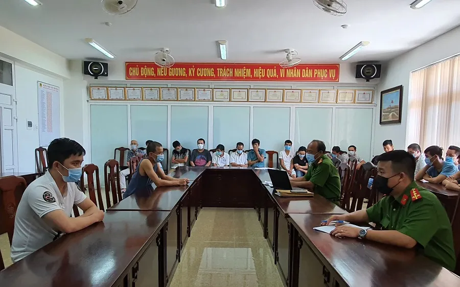 Công an đấu tranh với các đối tượng ​